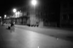 Bancos de madera junto a una pared marrón en una escena nocturna