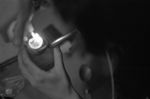 Silueta de una mano alzando un frasco bajo un firmamento estrellado